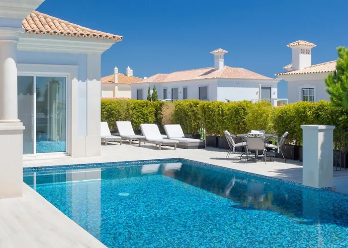 Stunning With Pool Close To The Apartment