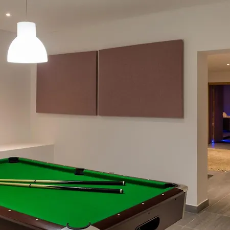 Stunning With Pool Close To The شقة لول