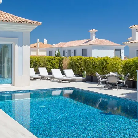Stunning With Pool Close To The شقة