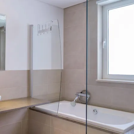 Stunning With Pool Close To The شقة لول